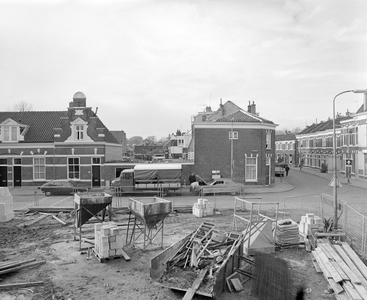 885126 Gezicht op de kruising van de Minstraat en de Abstederdijk (rechts) te Utrecht, vanaf een nieuwbouwlocatie op de ...
